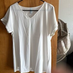 Que Zhu White Blouse